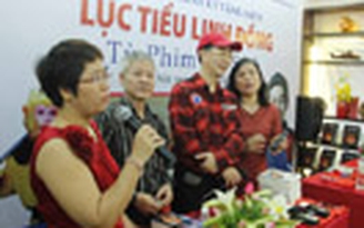 Xếp hàng chờ Lục Tiểu Linh Đồng ký tặng sách